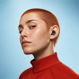 Persona usando los earplugs mūte